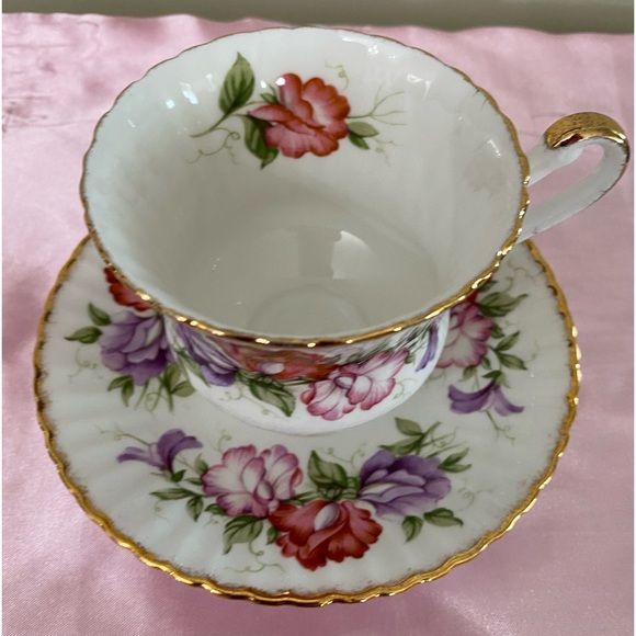 EUC VTG PARAGON SCALLOPED FLORAL BONE CHINA FOOTED TEACUP AND SAUCER - Picture 3 of 12